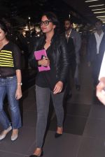 Sonakshi Sinha snapped at the airport as they  return from Dubai promotions of Lootera in Mumbai on 27th June 2013 (19).JPG